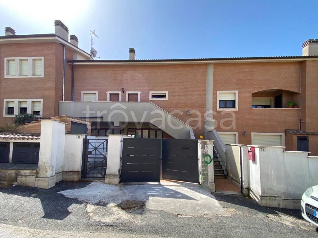 appartamento in vendita a Fara in Sabina in zona Passo Corese