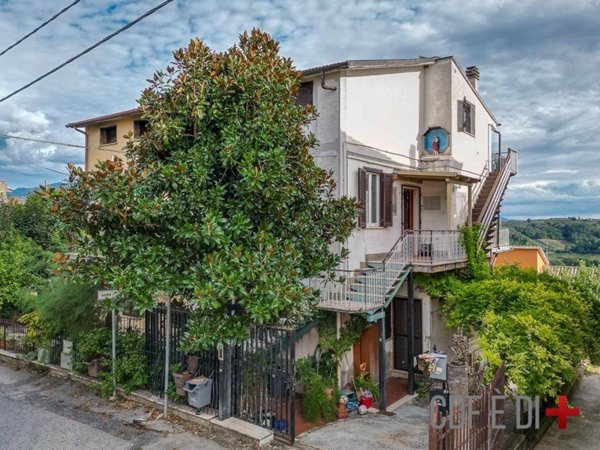 appartamento in vendita a Fara in Sabina in zona Borgo Quinzio