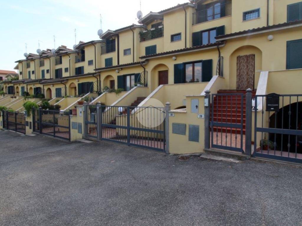 casa indipendente in vendita a Fara in Sabina in zona Borgo Quinzio