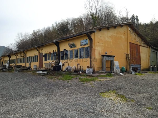 locale commerciale in vendita a Fara in Sabina