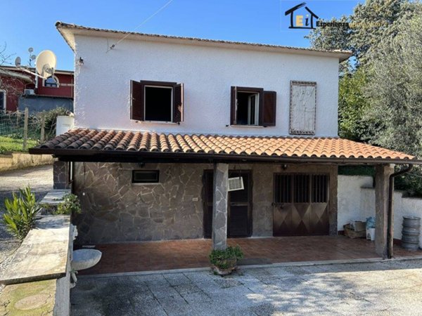 casa indipendente in vendita a Fara in Sabina