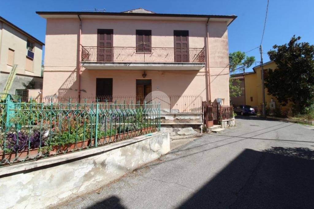 appartamento in vendita a Fara in Sabina in zona Borgo Quinzio