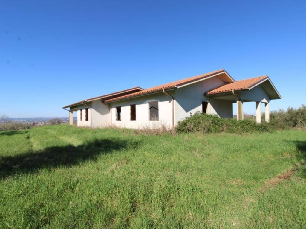 casa indipendente in vendita a Fara in Sabina