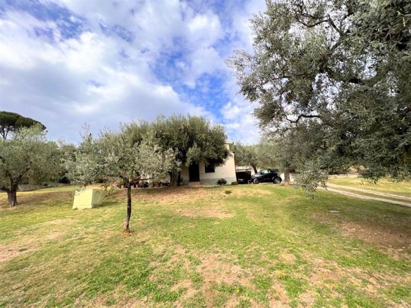 casa indipendente in vendita a Fara in Sabina