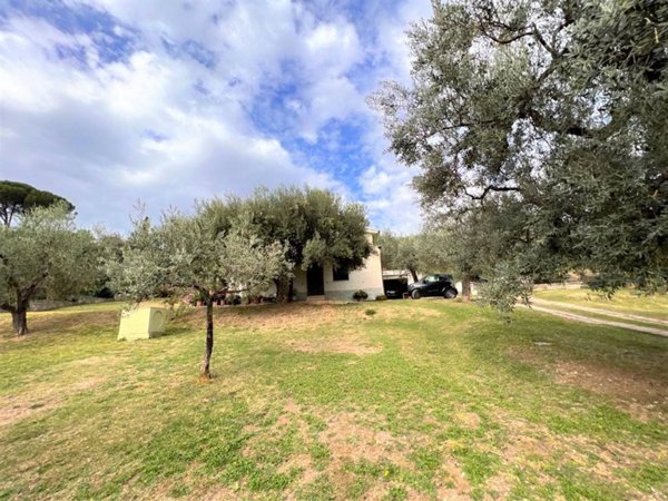 casa indipendente in vendita a Fara in Sabina