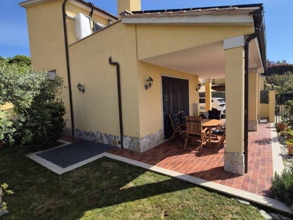 villa in vendita a Fara in Sabina in zona Borgo Quinzio