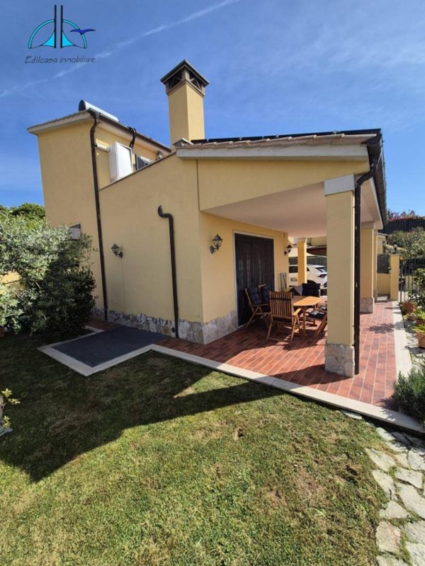 villa in vendita a Fara in Sabina in zona Borgo Quinzio