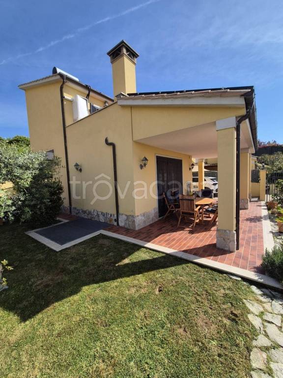 casa indipendente in vendita a Fara in Sabina in zona Borgo Quinzio
