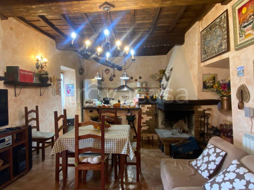 appartamento in vendita a Fara in Sabina in zona Corese Terra