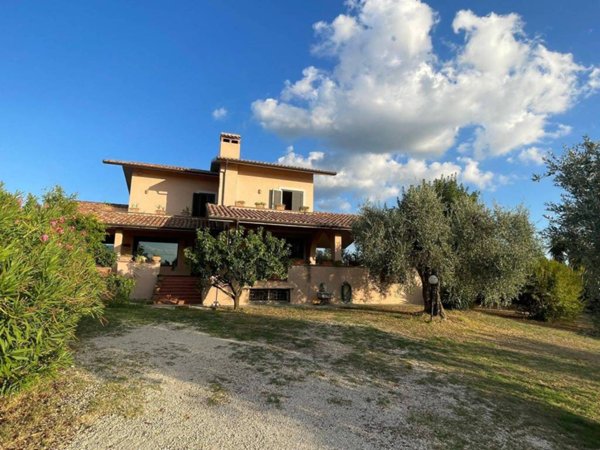 casa indipendente in vendita a Fara in Sabina