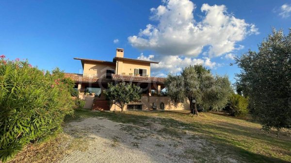 casa indipendente in vendita a Fara in Sabina