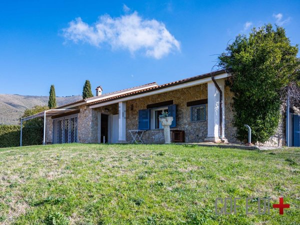 casa indipendente in vendita a Fara in Sabina