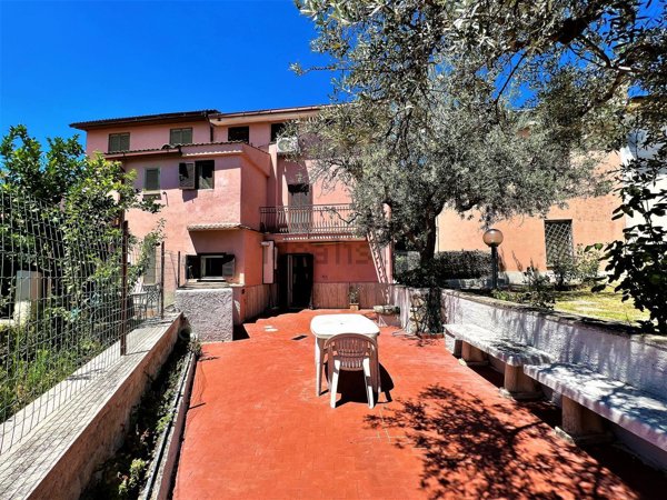 casa indipendente in vendita a Fara in Sabina in zona Canneto Sabino