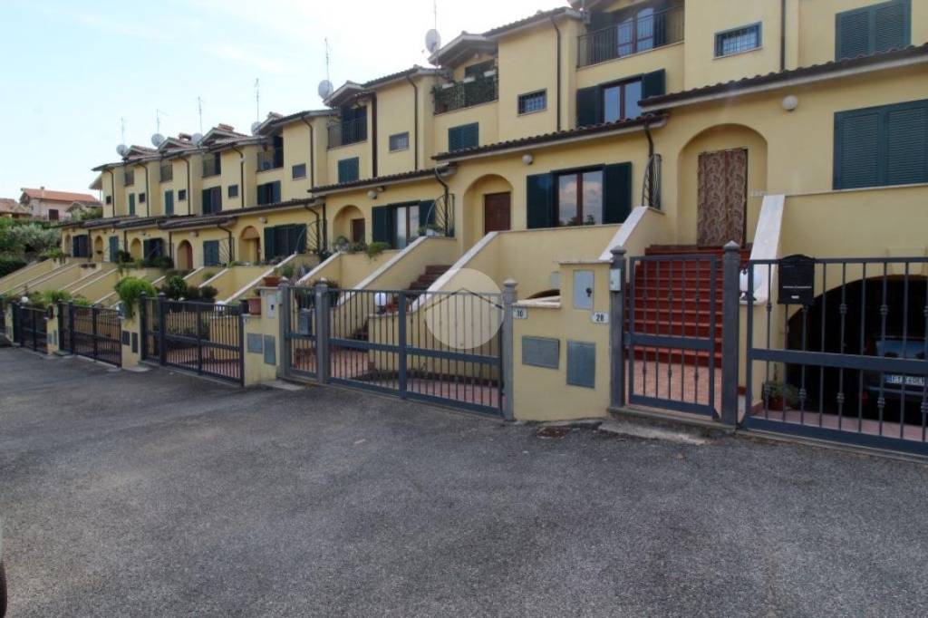 casa indipendente in vendita a Fara in Sabina in zona Borgo Quinzio