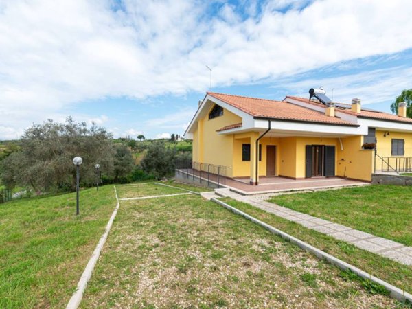 casa indipendente in vendita a Fara in Sabina in zona Passo Corese