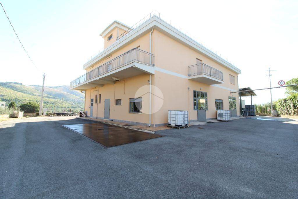 negozio in vendita a Fara in Sabina in zona Coltodino