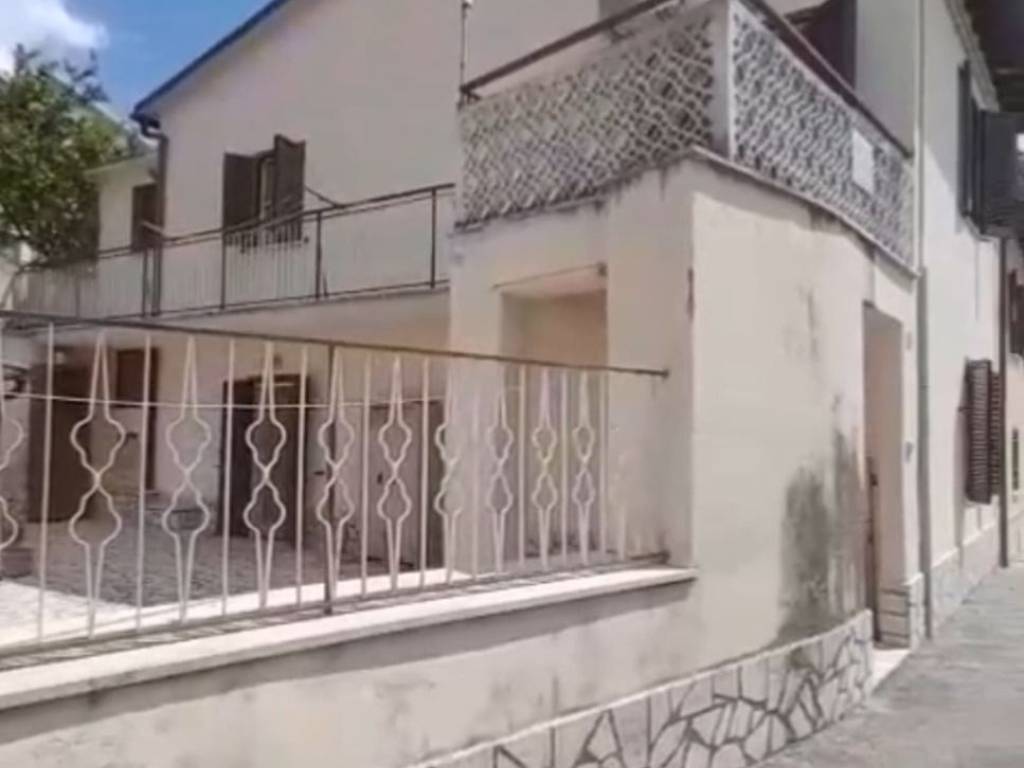 casa indipendente in vendita a Fara in Sabina in zona Coltodino