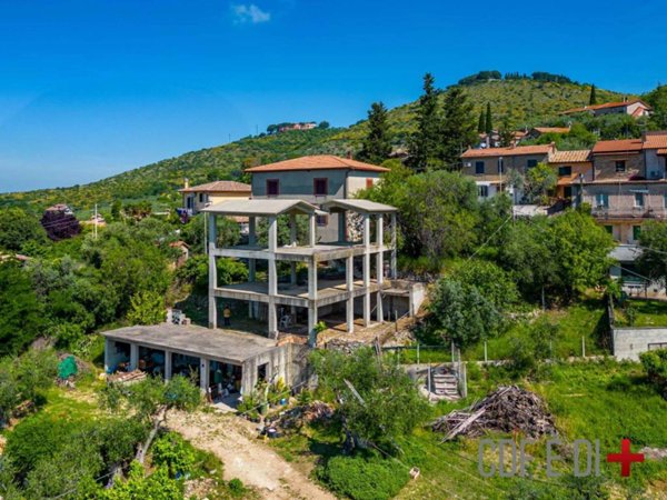 casa indipendente in vendita a Fara in Sabina