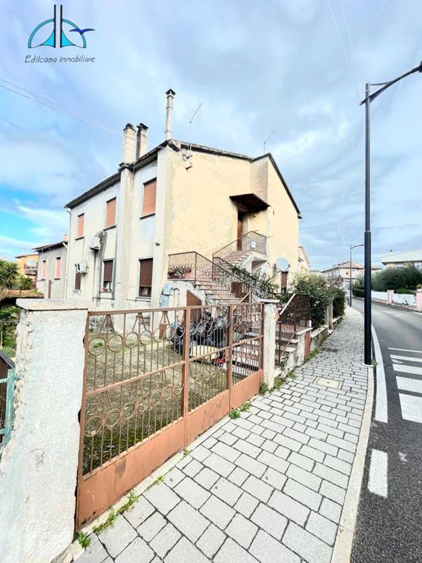 appartamento in vendita a Fara in Sabina in zona Passo Corese