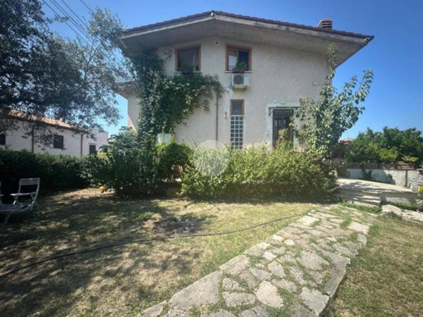 appartamento in vendita a Fara in Sabina in zona Passo Corese