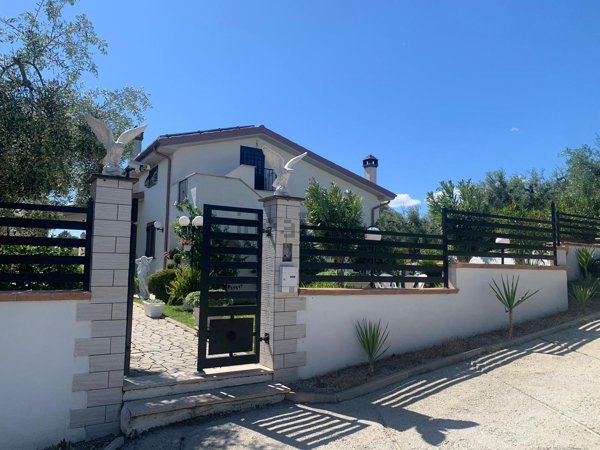 casa indipendente in vendita a Fara in Sabina in zona Passo Corese