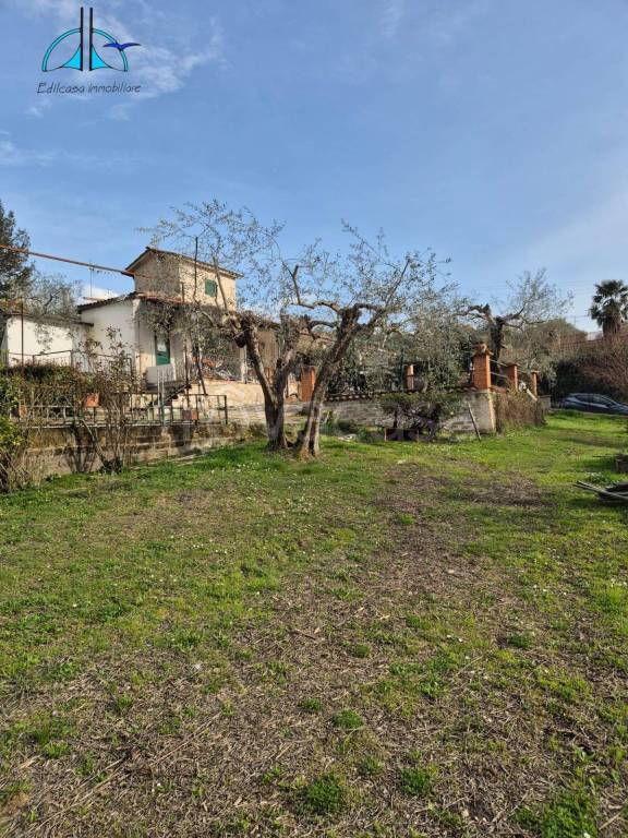 casa indipendente in vendita a Fara in Sabina
