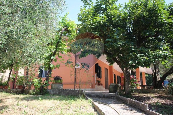 casa indipendente in vendita a Fara in Sabina