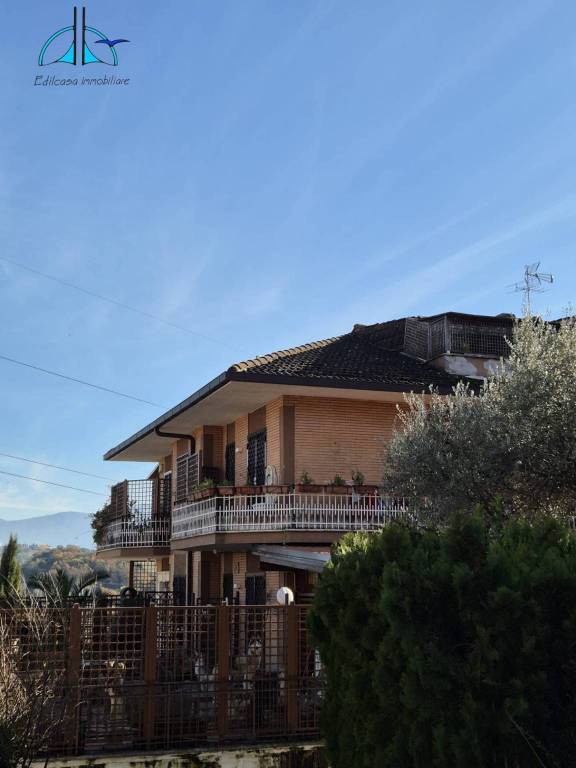 appartamento in vendita a Fara in Sabina in zona Passo Corese