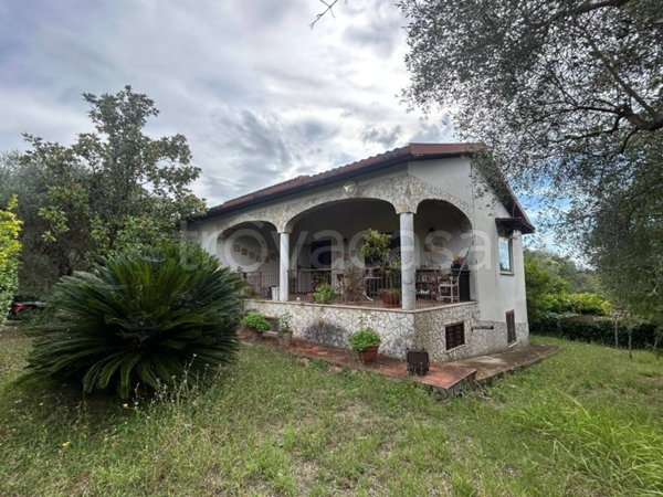casa indipendente in vendita a Fara in Sabina