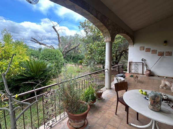 casa indipendente in vendita a Fara in Sabina