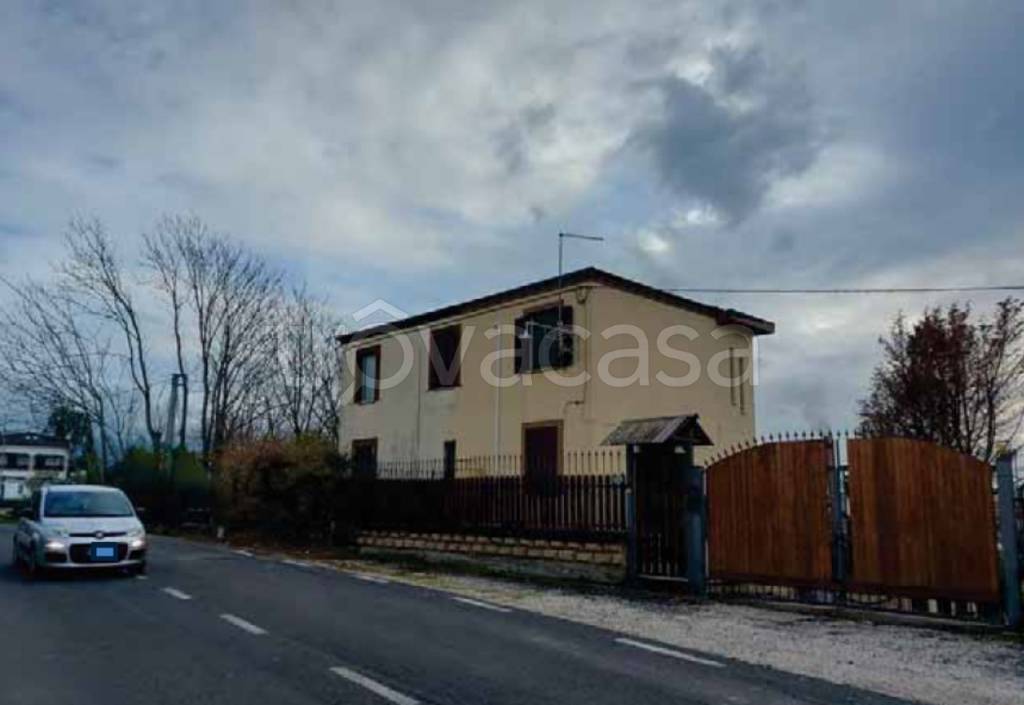casa indipendente in vendita a Fara in Sabina