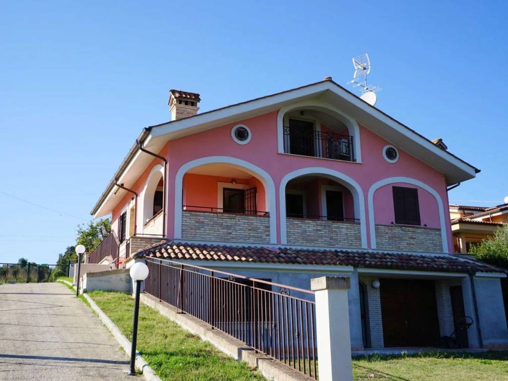 appartamento in vendita a Fara in Sabina in zona Passo Corese