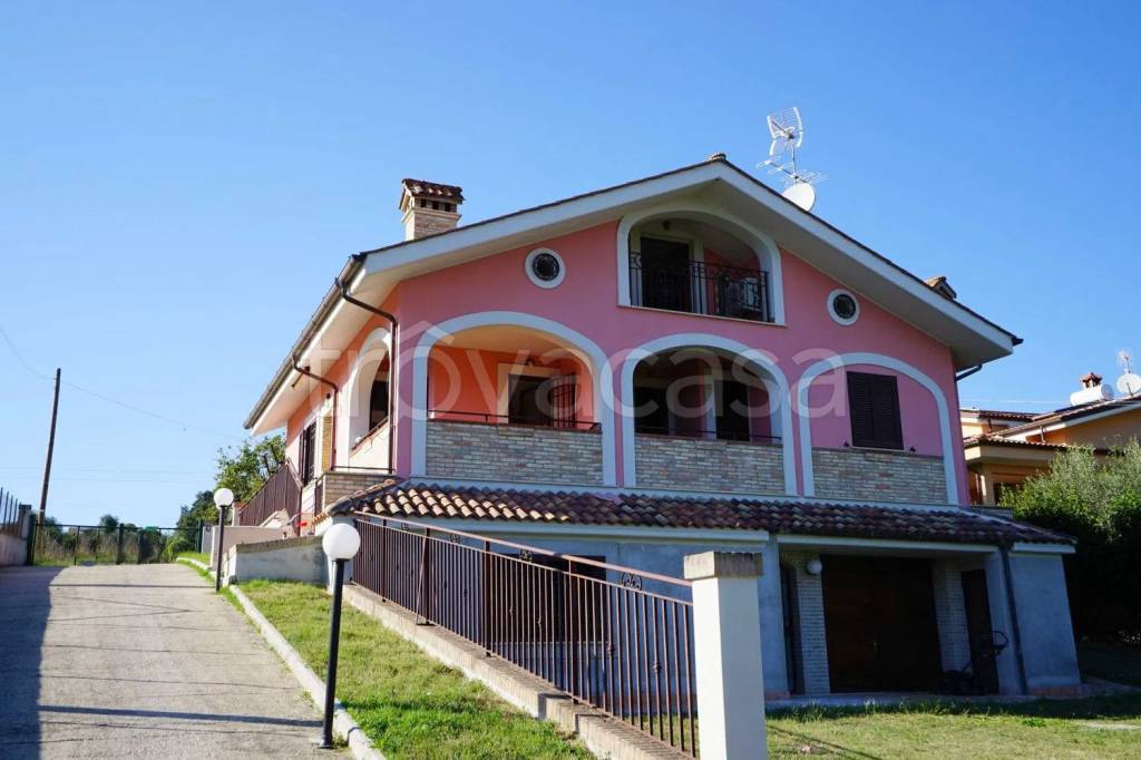 appartamento in vendita a Fara in Sabina in zona Passo Corese