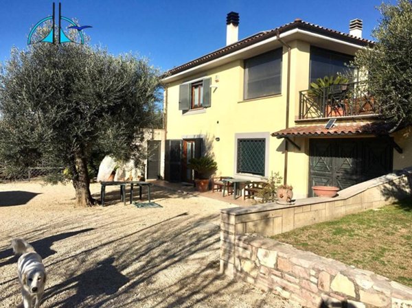 casa indipendente in vendita a Fara in Sabina in zona Borgo Quinzio