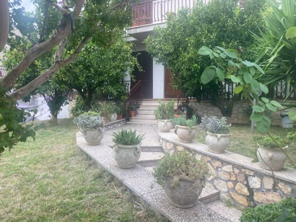 villa in vendita a Fara in Sabina in zona Passo Corese