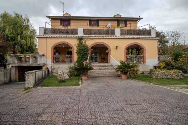 casa indipendente in vendita a Fara in Sabina