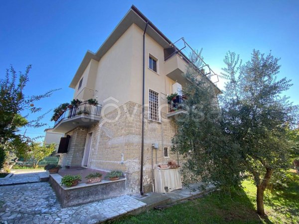 appartamento in vendita a Fara in Sabina in zona Passo Corese