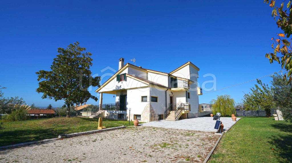 casa indipendente in vendita a Fara in Sabina