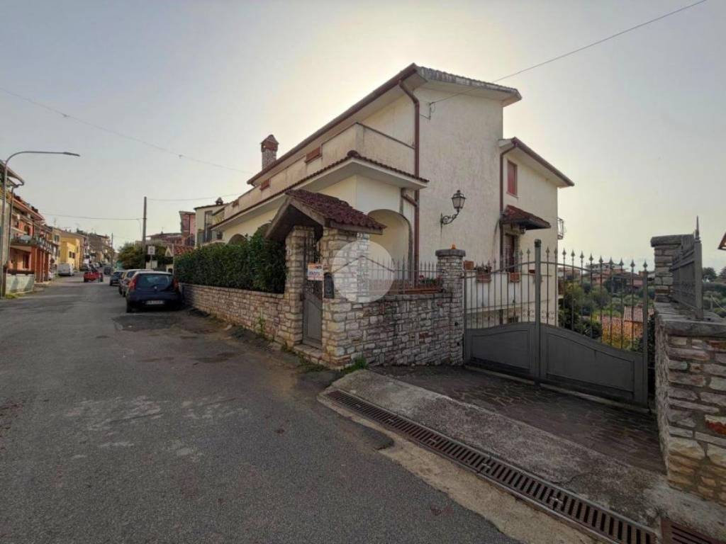 casa indipendente in vendita a Fara in Sabina