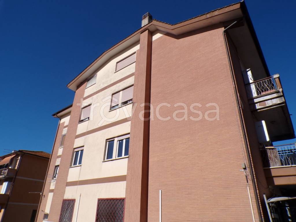 appartamento in vendita a Fara in Sabina in zona Passo Corese