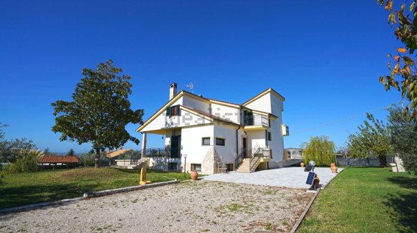 casa indipendente in vendita a Fara in Sabina