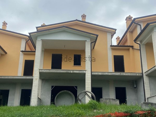 casa indipendente in vendita a Fara in Sabina