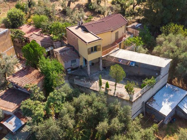 casa indipendente in vendita a Fara in Sabina