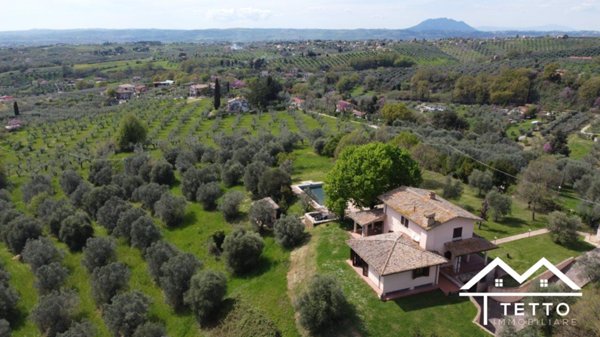 casa indipendente in vendita a Fara in Sabina