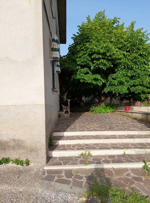 casa indipendente in vendita a Fara in Sabina