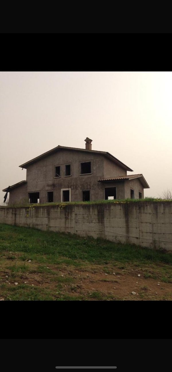 casa indipendente in vendita a Fara in Sabina