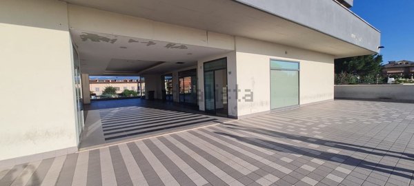 negozio in vendita a Fara in Sabina