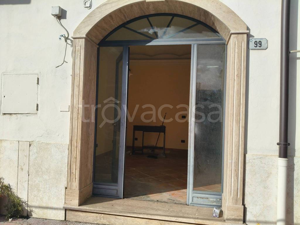 negozio in vendita a Fara in Sabina in zona Passo Corese