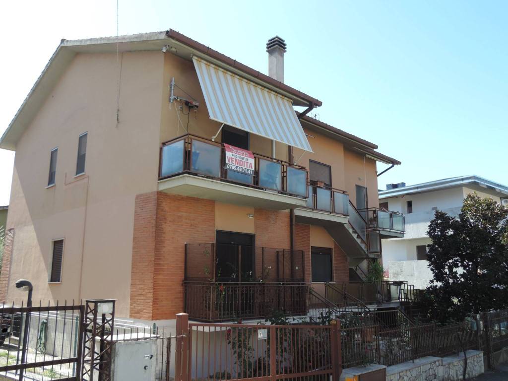 appartamento in vendita a Fara in Sabina in zona Passo Corese