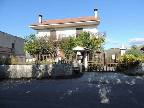 appartamento in vendita a Fara in Sabina in zona Canneto Sabino